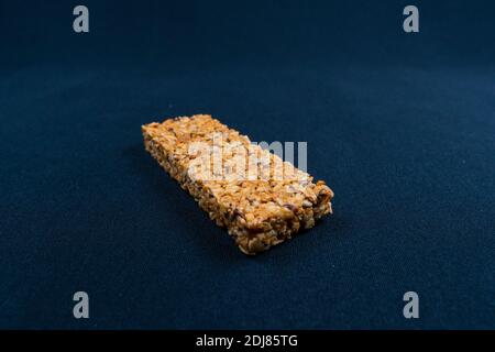 Fitness Müsliriegel mit Stücken auf schwarzem Hintergrund Stockfoto