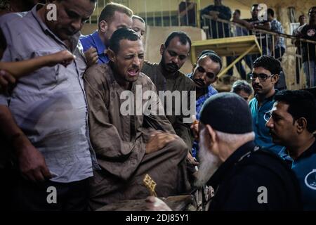 KEINE WEB/KEINE APPS - der koptische Priester Pater Samaan Ibrahim führt am 19. August 2016 in der Kirche Saint Samaan (Simon), die auch als Höhlenkirche im Dorf Mokattam bekannt ist und den Spitznamen „Müllstadt“ trägt, in Kairo, Ägypten, eine Exorzismus-Sitzung durch. Einmal in der Woche versammeln sich Hunderte von Muslimen nach dem Gebet in der Kirche, um an einer Exorzismus-Sitzung des Priesters teilzunehmen. Mit einem Kreuz und heiligem Wasser kämpft er gegen spirituelle Wesen und Dämonen. Das Kloster hat ein Amphitheater mit einer Kapazität von 20,000 Sitzplätzen und ist damit die größte christliche Kirche im Nahen Osten. Es ist nach dem koptischen Heiligen SIM benannt Stockfoto
