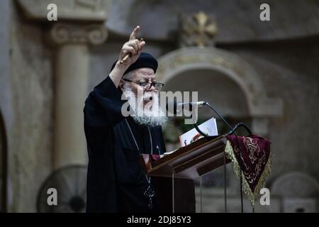 KEINE WEB/KEINE APPS - koptischer Priester Pater Samaan Ibrahim liest seine Predigt in der St. Samaan (Simon) Kirche, auch bekannt als die Höhlenkirche im Mokattam Dorf, genannt "Müllstadt", in Kairo, Ägypten am 19. August 2016. Einmal in der Woche versammeln sich Hunderte von Muslimen nach dem Gebet in der Kirche, um an einer Exorzismus-Sitzung des Priesters teilzunehmen. Mit einem Kreuz und heiligem Wasser kämpft er gegen spirituelle Wesen und Dämonen. Das Kloster hat ein Amphitheater mit einer Kapazität von 20,000 Sitzplätzen und ist damit die größte christliche Kirche im Nahen Osten. Es ist nach dem koptischen Heiligen Simon der Tanne benannt Stockfoto