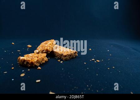 Fitness Müsliriegel mit Stücken auf schwarzem Hintergrund Stockfoto