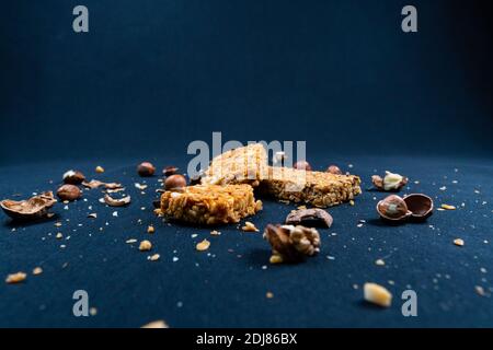 Fitness Müsliriegel mit Stücken auf schwarzem Hintergrund Stockfoto