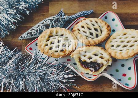 Weihnachtsplatte mit Obstkuchen mit festlicher Dekoration Stockfoto