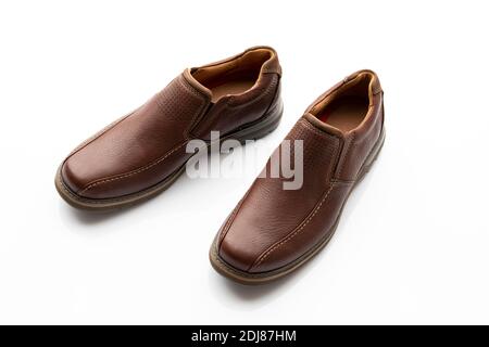 Paar dunkelbraune Slip-On-Schuhe isoliert auf Weiß Hintergrund Stockfoto