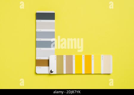 Farbpalette mit Farbe des Jahres 2021 - Ultimate Grey und leuchtendem Gelb. Trendige Farbmuster. Flach liegend, Draufsicht. Stockfoto