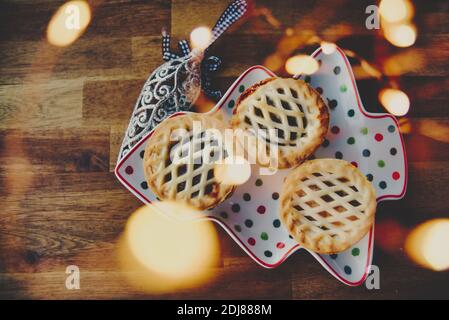 Weihnachtsplatte mit Obstkuchen mit festlicher Dekoration Stockfoto