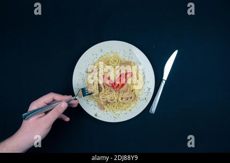 Spaghetti mit Pilzen und Minze in einer Sahnesauce Stockfoto