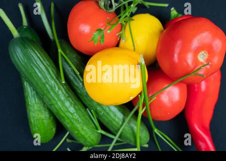Frisches Gemüse auf schwarzem Hintergrund Stockfoto