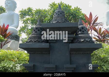 Stupas Anordnung auf Treppen am Borobudur buddhistischen Tempel. Schwarze Steinglocken in Brahmavihara arama Tempel, Bali, Indonesien Stockfoto