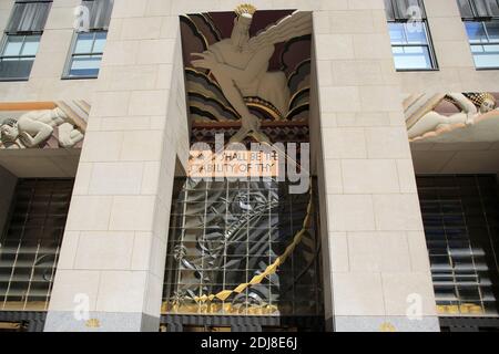 Art Deco Art, Wisdom, Eingang 30 Rockefeller Plaza, Rockefeller Center, Midtown, Manhattan, New York City, New York, USA Stockfoto