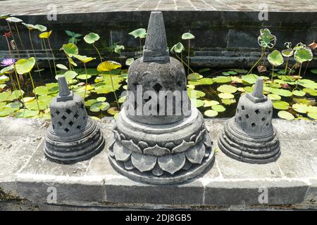 Stupas Anordnung auf Treppen am Borobudur buddhistischen Tempel. Schwarze Steinglocken in Brahmavihara arama Tempel, Bali, Indonesien Stockfoto