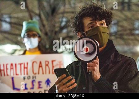 Philadelphia, Pennsylvania, USA. Dezember 2020. ANDREW CIAMPA, Mitarbeiter von Put People First-PA, hat während einer Mahnwache auf den extremen Druck hingewiesen, dem Gesundheitseinrichtungen ausgesetzt sind, während die Covid-19-Pandemie in den USA tobt und täglich über 3000 Menschen tötet. Kredit: Christopher Evens/ZUMA Wire/Alamy Live Nachrichten Stockfoto