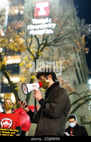 Philadelphia, Pennsylvania, USA. Dezember 2020. ANDREW CIAMPA, Mitarbeiter von Put People First-PA, hat während einer Mahnwache auf den extremen Druck hingewiesen, dem Gesundheitseinrichtungen ausgesetzt sind, während die Covid-19-Pandemie in den USA tobt und täglich über 3000 Menschen tötet. Kredit: Christopher Evens/ZUMA Wire/Alamy Live Nachrichten Stockfoto