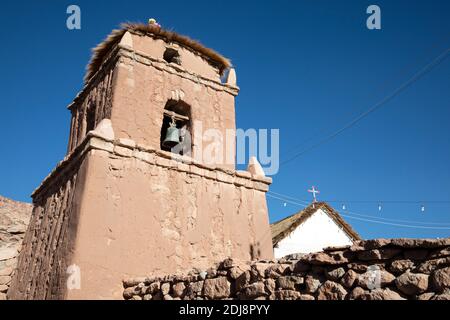 Die Kirche San Lucas im chilenischen Hochlanddorf Caspanal, erbaut im Jahr 1641, Chile. Stockfoto