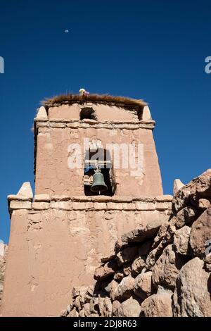 Die Kirche San Lucas im chilenischen Hochlanddorf Caspanal, erbaut im Jahr 1641, Chile. Stockfoto