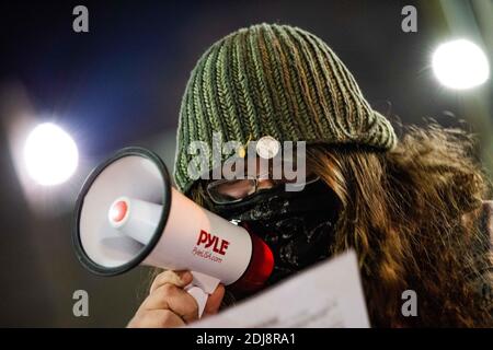 Philadelphia, Pennsylvania, USA. Dezember 2020. JAKOB SINGT AUF EINER bundesweiten Mahnwache zu Ehren der Beschäftigten des Gesundheitswesens. Kredit: Christopher Evens/ZUMA Wire/Alamy Live Nachrichten Stockfoto