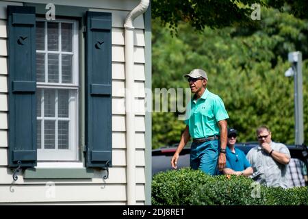 Präsident Barack Obama wird von nicht identifizierten Golfern begrüßt, als er ankommen, um eine Runde Golf im Caves Valley Golf Club in Owings Mills, Maryland, USA, am Samstag, 10. September 2016 zu spielen. Caves Valley ist ein privater Club, der von Mitgliedern geführt wird und vom GolfWeek Magazine unter die 50 besten modernen Golfplätze Amerikas gewählt wurde. Foto von Pete Marovich/Bloomberg/Pool/ABACAPRESS.COM Stockfoto