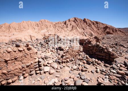 Reste von Felsstrukturen in Tambo de Catarpe, Catarpe Valley in der Atacama Wüste, Chile. Stockfoto