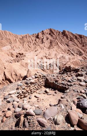 Reste von Felsstrukturen in Tambo de Catarpe, Catarpe Valley in der Atacama Wüste, Chile. Stockfoto