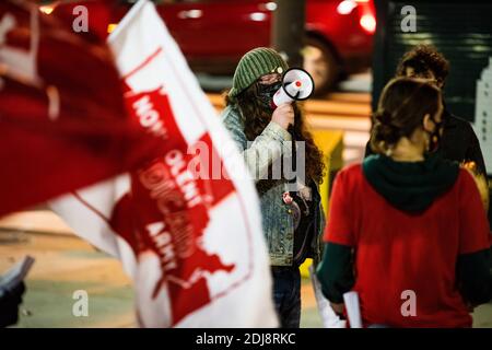 Philadelphia, Pennsylvania, USA. Dezember 2020. JAKOB SINGT AUF EINER bundesweiten Mahnwache zu Ehren der Beschäftigten des Gesundheitswesens. Kredit: Christopher Evens/ZUMA Wire/Alamy Live Nachrichten Stockfoto