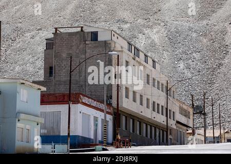 Das verlassene Bergarbeiterdorf der Firma in der offenen Kupfermine Chuquicamata in der Atacama-Wüste, Chile. Stockfoto
