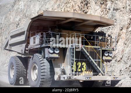 Riesige Muldenkipper, die die Kupfermine Chuquicamata, die nach Volumen größte der Welt, Chile, in Betrieb nehmen. Stockfoto