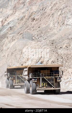 Riesige Muldenkipper, die die Kupfermine Chuquicamata, die nach Volumen größte der Welt, Chile, in Betrieb nehmen. Stockfoto