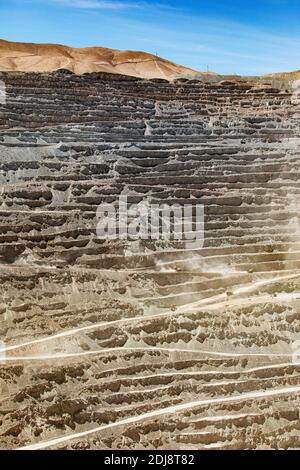 Riesige Maschinen arbeiten an der Tagebaukupfermine Chuquicamata, der weltweit größten nach Volumen, Chile. Stockfoto