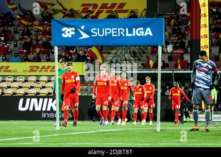 Farum, Dänemark. Dezember 2020. Die Spieler des FC Nordsjaelland sahen vor dem 3F Superliga-Spiel zwischen FC Nordsjaelland und FC Kopenhagen in Right to Dream Park in Farum auf das Spielfeld laufen. (Foto Kredit: Gonzales Foto/Alamy Live News Stockfoto