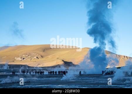 Touristen in der Géiseres del Tatio, dem drittgrößten Geysirfeld der Welt, Anden Central Volcanic Zone, Chile. Stockfoto