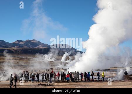 Touristen in der Géiseres del Tatio, dem drittgrößten Geysirfeld der Welt, Anden Central Volcanic Zone, Chile. Stockfoto