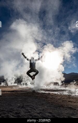 Tourist in der Géiseres del Tatio, dem drittgrößten Geysirfeld der Welt, Anden Central Volcanic Zone, Chile. Stockfoto