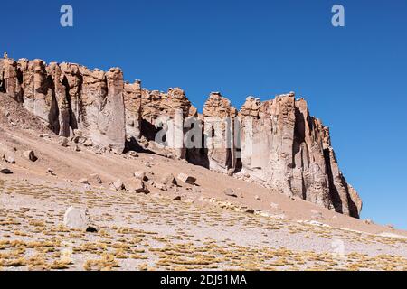 Steinformationen in Salar de Tara y Aguas Calientes I, Nationalpark Los Flamencos, Region Antofagasta, Chile. Stockfoto