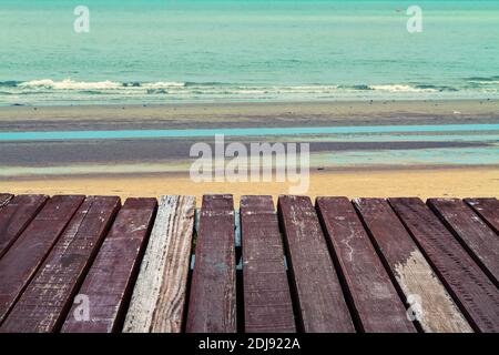 Hölzerne Plattform neben dem Meer mit Wellen Ruhe für Entspannung, verarbeitet im Vintage-Stil. Stockfoto