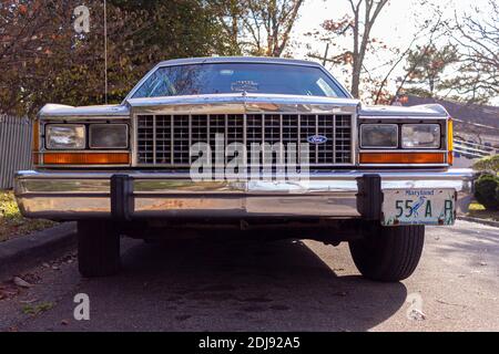 Rockville, MD, USA 11/20/2020: Low-Angle Vorderansicht eines weißen Vintage Ford Crown Victoria Full Size Limousine. Dieses Modell dominierte 80er Jahre Automobil Stockfoto