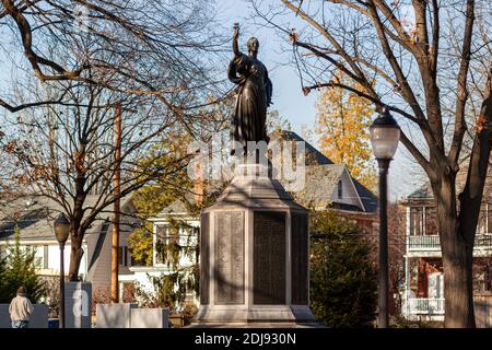 Frederick, MD, USA 11-22-2020: Memorial Park in der Innenstadt, die zahlreiche Denkmäler und Statuen zu Ehren der Menschen vor Ort, die in Vari gedient enthält Stockfoto