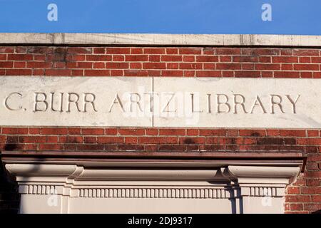 Frederick, MD, USA 11-22-2020: Außenansicht der C. Burr Artz Public Library im Carroll Creek Park, Downtown Frederick. Der Name ist eingraviert o Stockfoto