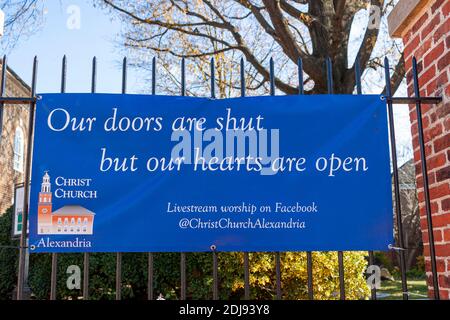 Alexandria, VA, USA 11-28-2020: Aufgrund der COVID-19 Pandemie Kirchen alle Versammlungen abgesagt und zog auf virtuelle. Banner sagt: "Unsere Türen sind geschlossen, aber Stockfoto