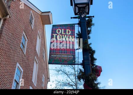 Alexandria, VA, USA 11-28-2020: Ein Banner auf einem Lampenpfosten Förderung beliebter Touristenort Altstadt Region des historischen Alexandria. Es gibt Bänder wrea Stockfoto