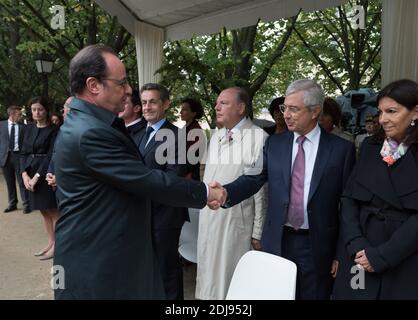 Der französische Präsident Francois Hollande begrüßt am 19. September 2016 im Hotel des Invalides in Paris, Frankreich, den Präsidenten der Nationalversammlung Claude Bartolone anlässlich einer alle zwei Jahre stattfindenden nationalen Hommage an die Opfer der Terroranschläge, die von den Opferverbänden organisiert wurden. Foto von Jacques Witt/Pool/ABACAPRESS.COM Stockfoto