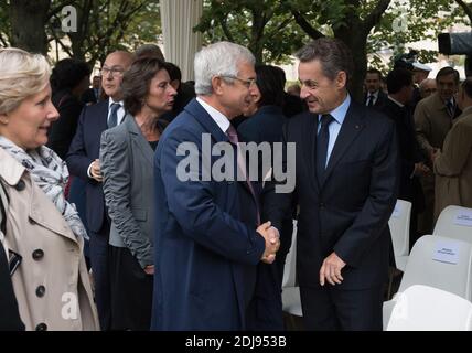 Der Präsident der französischen Nationalversammlung Claude Bartolone und der ehemalige Präsident Nicolas Sarkozy schütteln sich die Hände während einer alle zwei Jahre stattfindenden nationalen Hommage an die Opfer von Terroranschlägen, die von den Verbänden der Opfer organisiert wurden, am 19. September 2016 im Hotel des Invalides in Paris, Frankreich. Foto von Jacques Witt/Pool/ABACAPRESS.COM Stockfoto