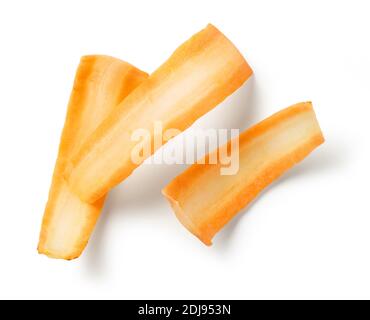 Frische rohe dünne Karotten Scheiben Makro isoliert auf weißem Hintergrund, Draufsicht Stockfoto