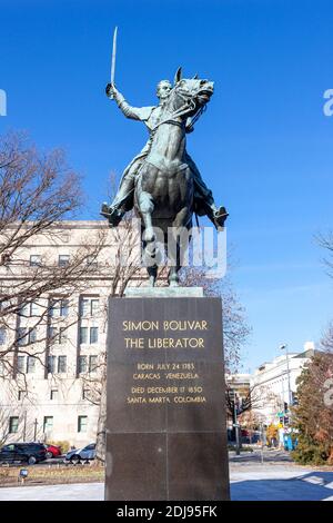 Washington DC, USA 11-29-2020: Nahaufnahme der frontalen Statue von Simon Bolivar auf einem Pferd mit dem Schwert in der Hand. Er ist der Befreier von Venezue Stockfoto