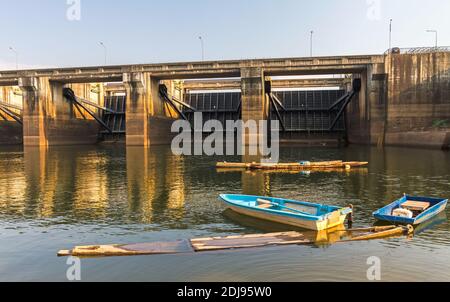 Der Pak Mun Damm, erbaut am Mun Fluss, einem Nebenfluss des Mekong Flusses, in der Provinz Ubon Ratchathani, Thailand. Stockfoto