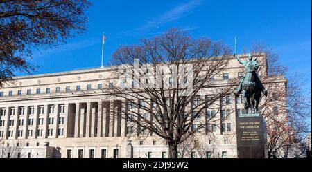 Washington DC, USA 11-29-2020: Das Hauptquartier des US-Innenministeriums mit der berühmten Statue von Simon Bolivar 'der Befreier' Stockfoto