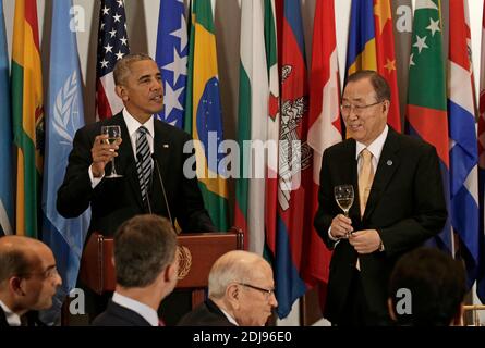 US-Präsident Barack Obama (L) hat den Generalsekretär der Vereinten Nationen, Ban-Ki Moon (R), bei einem Mittagessen für die Staats- und Regierungschefs der Welt während der 71. Sitzung der Generaldebatte der Vereinten Nationen am Hauptsitz der Vereinten Nationen in New York City, NY, USA, am 20. September 2016 begrüßt. Foto von Peter Foley/Pool/ABACAPRESS.COM Stockfoto