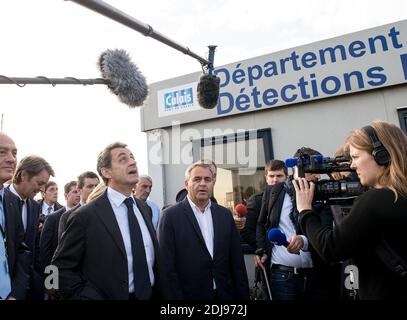 Der ehemalige französische Präsident und Kandidat für die rechte Partei Les Republicains (LR) vor den Präsidentschaftswahlen 2017, Nicolas Sarkozy (3L), umgeben von Medien, geht mit dem Präsidenten der französischen Hauts-de-France Region Xavier Bertrand (4L) und Mitglied der LR-Partei Francois Baroin (2L), Bei einem Besuch im Hafen von Calais, Nordfrankreich, am 21. September 2016. Sieben Kandidaten, darunter der ehemalige Präsident Nicolas Sarkozy, wurden am 21. September bestätigt, um die rechte Vorwahlen anzufechten, um einen Kandidaten für die Präsidentschaftswahl in Frankreich im nächsten Jahr auszuwählen, sagten Beamte. Foto von Philipp Stockfoto