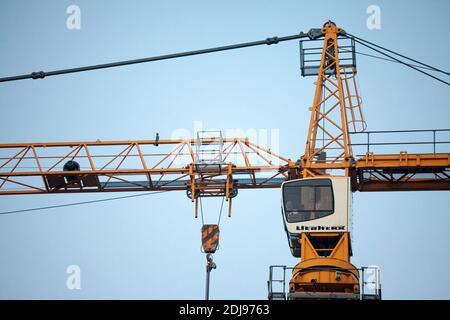 BELGRAD, SERBIEN - 8. NOVEMBER 2020: Liebherr-Logo auf einigen Kranmaschinen auf einer Baustelle in Belgrad Liebherr ist ein deutscher Schweizer Hersteller Stockfoto