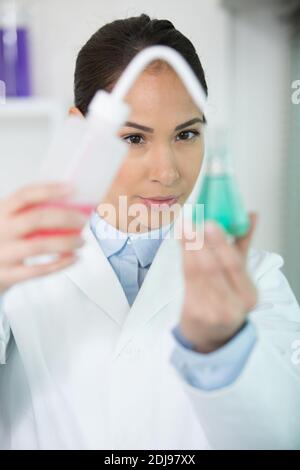Wissenschaftlerin mit Pipette während des wissenschaftlichen Experiments Stockfoto