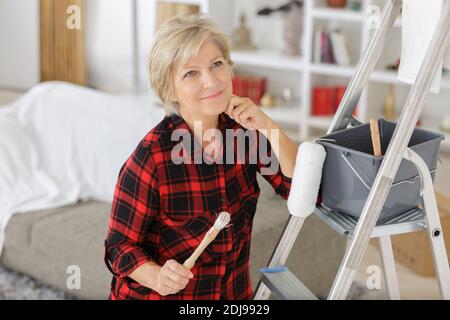 Eine Frau mittleren Alters tut diy Stockfoto