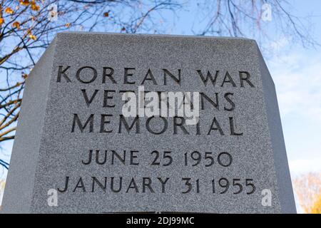Frederick, MD, USA 11-23-2020: Koreanisches Kriegsveteranen-Denkmal im Memorial Park in Frederick. Dieser Granitstein ist unter vielen Denkmälern in Stockfoto